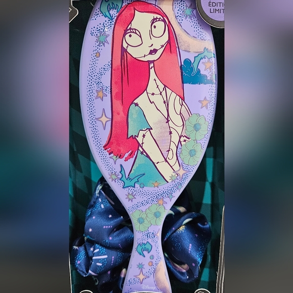 WET BRUSH WITH SCRUNCHIE NWT - Picture 2 of 7